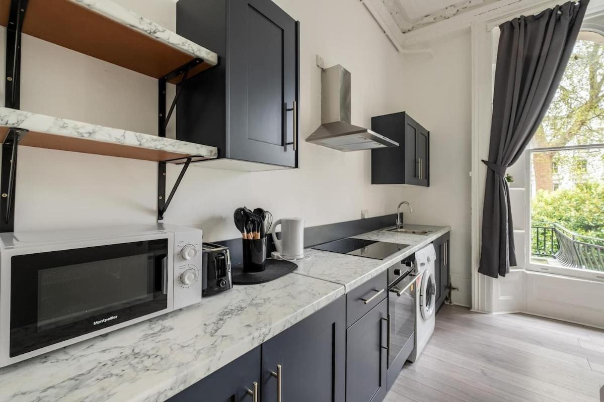 Summer With Terrace By Hyde Park Apartment