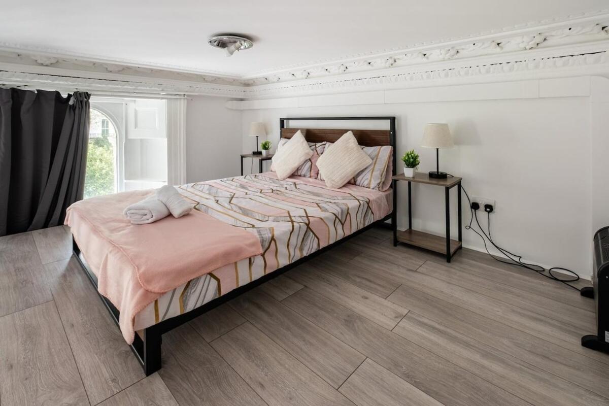 Summer With Terrace By Hyde Park Apartment *